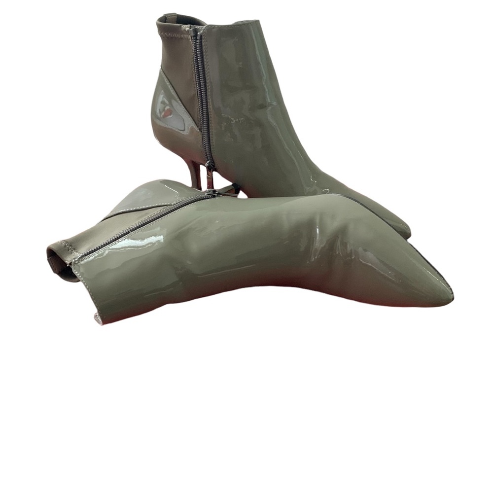 DONALD J PLINER Grey patent leather bootie EUC